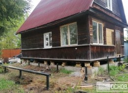 Сдвижка деревянного дома 9х6м на 3м с ленты на новый свайный фундамент