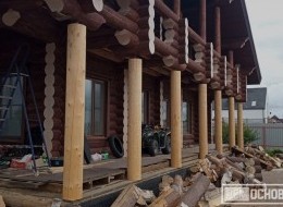 Замена столбов из оцилиндрованного бревна на открытой террасе дома